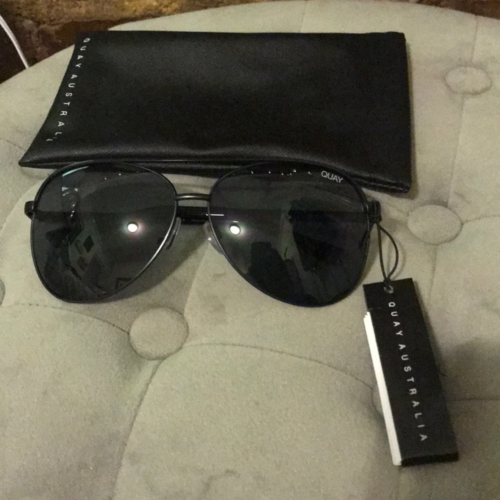 Quay Vivienne Sunglasses in Black